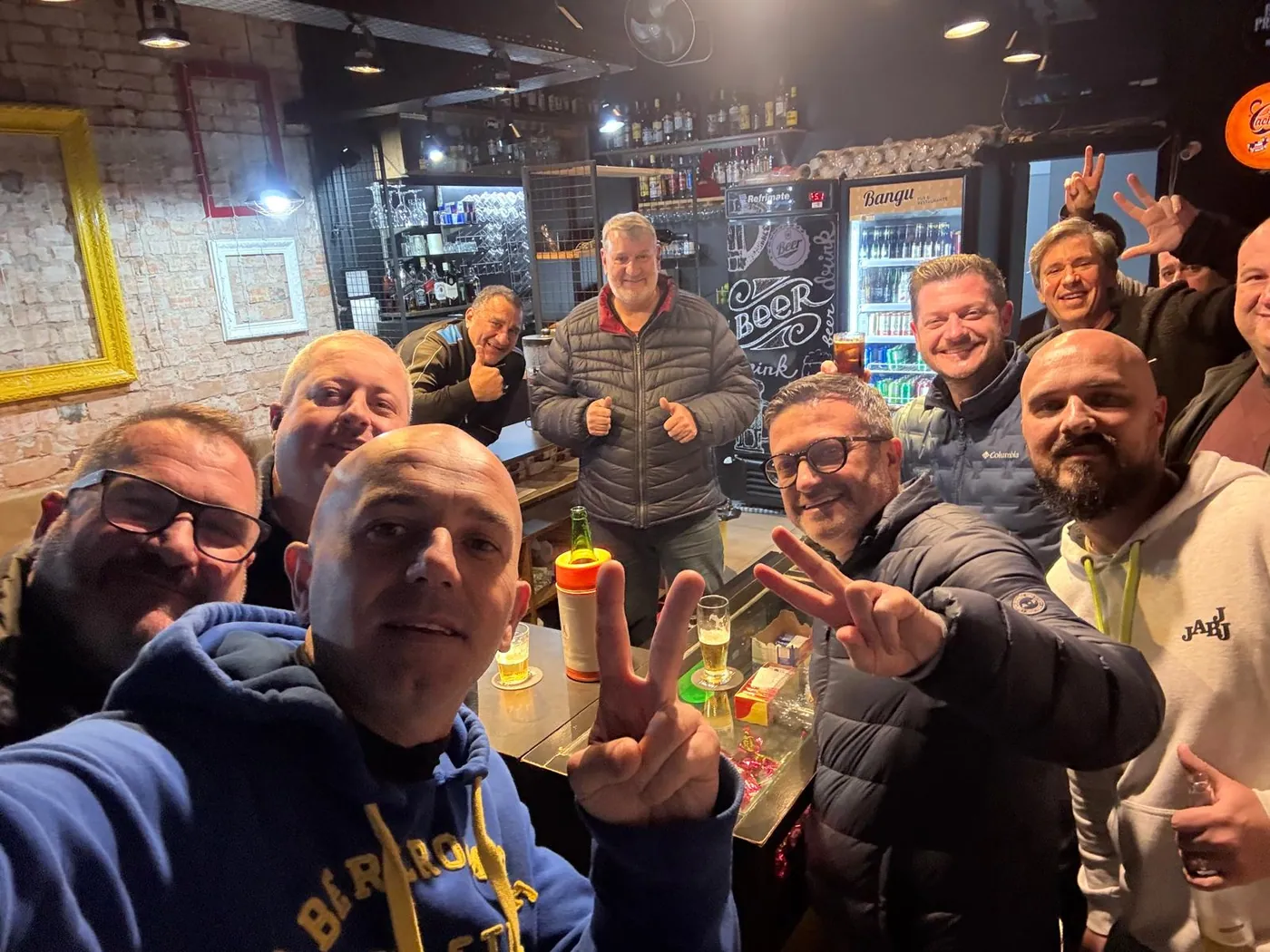 Clientes reunidos no bar do Bangu com copos sobre o balcão
