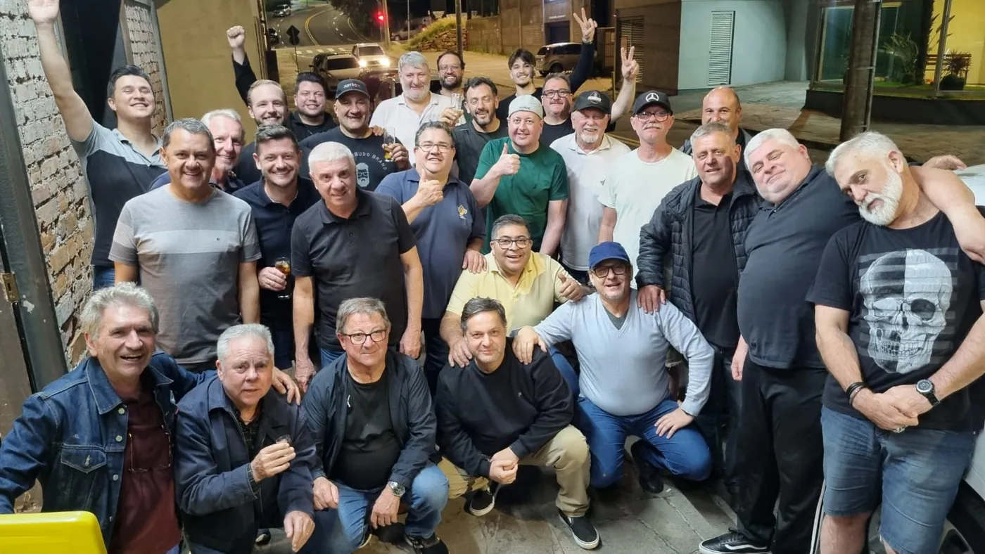 Turma de clientes reunida em frente à entrada do Bangu à noite